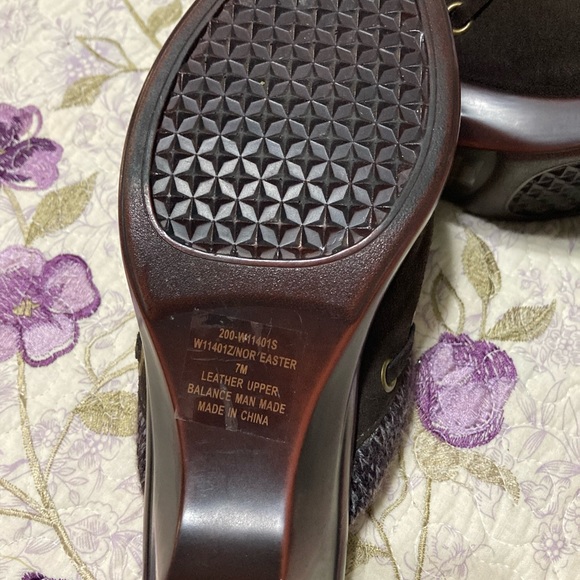 Brown clogs - Picture 3 of 3